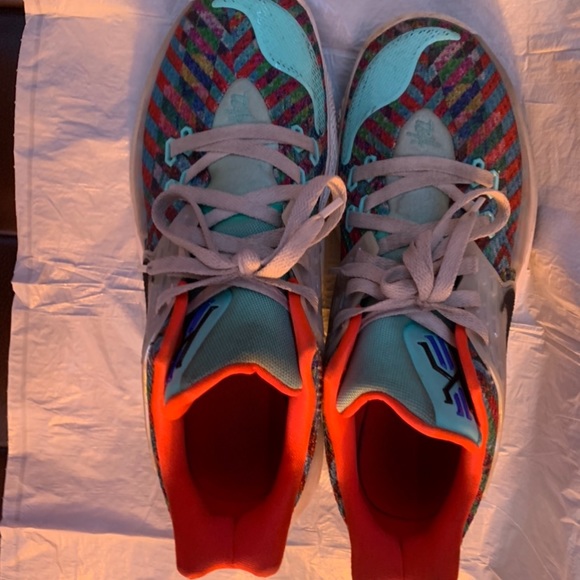 Kyrie 2 lows, size 11.5 Men - Picture 6 of 8